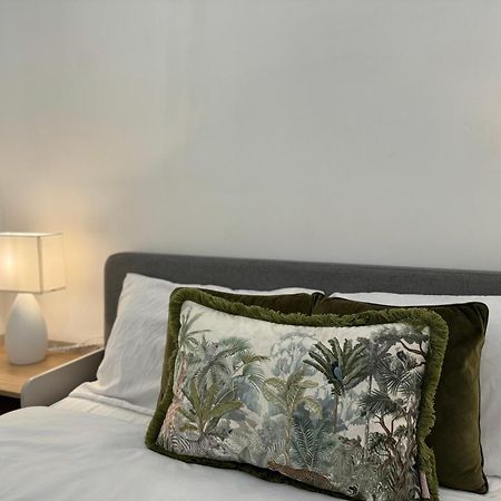 Holiday Home 2Br L 2Ba With Patio-Sleep 6 Londen Buitenkant foto