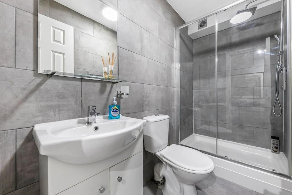 Holiday Home 2Br L 2Ba With Patio-Sleep 6 Londen Buitenkant foto