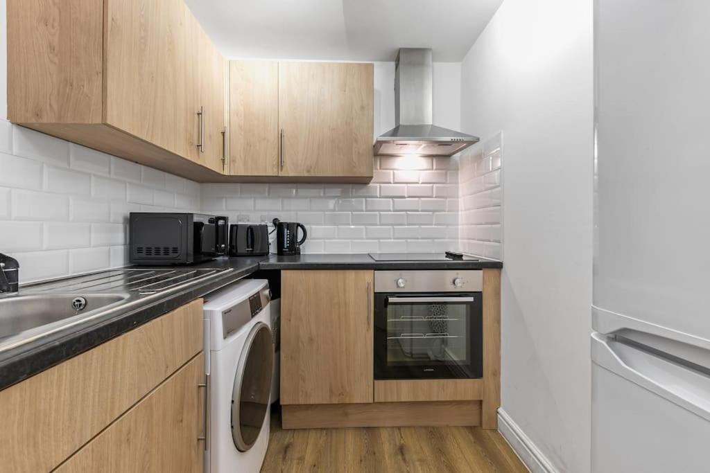 Holiday Home 2Br L 2Ba With Patio-Sleep 6 Londen Buitenkant foto