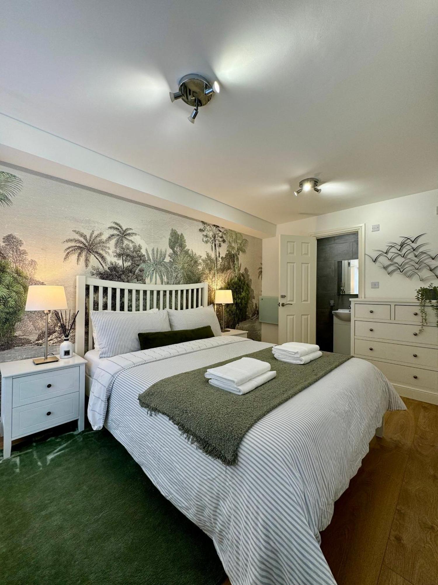 Holiday Home 2Br L 2Ba With Patio-Sleep 6 Londen Buitenkant foto