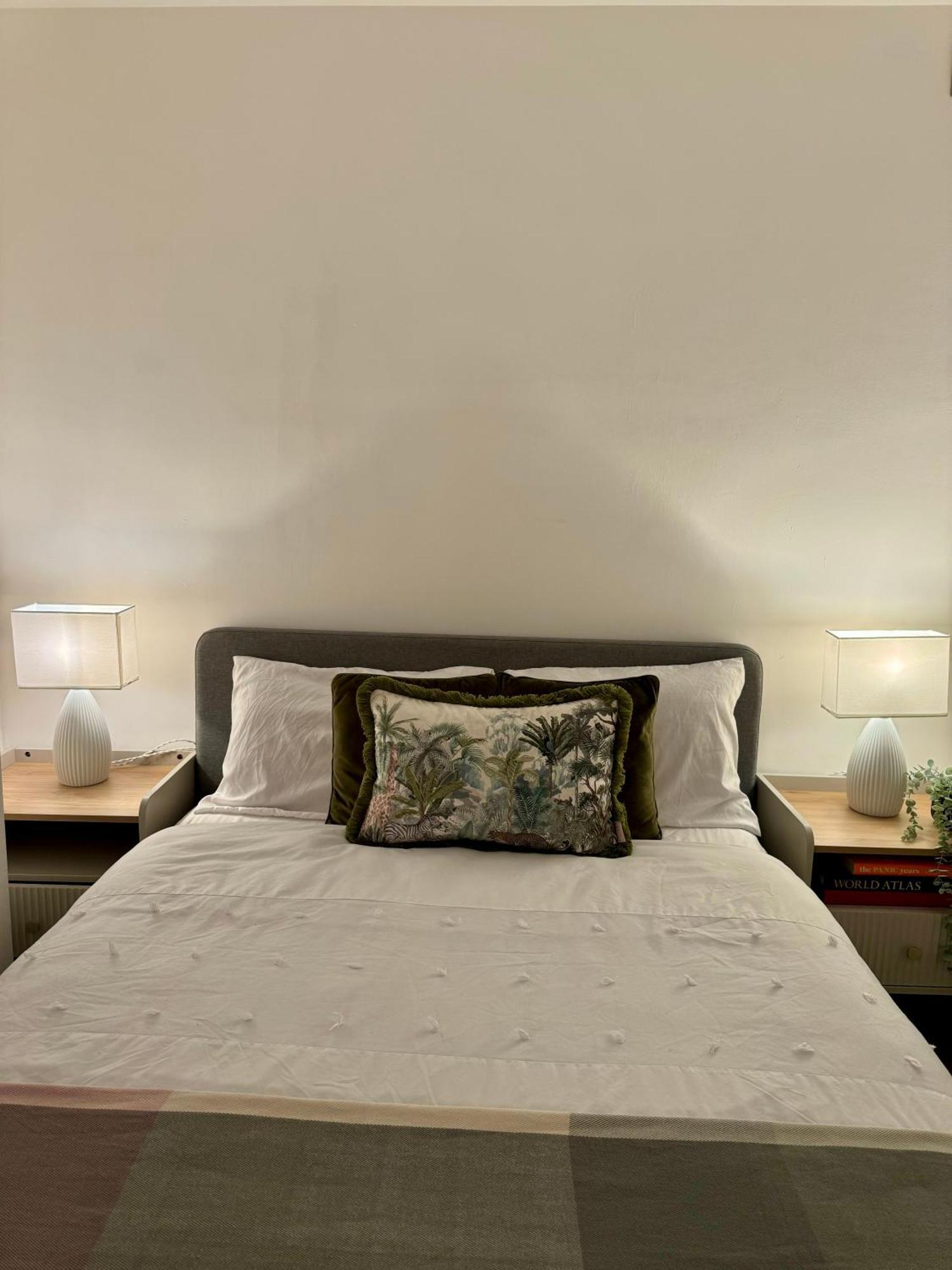 Holiday Home 2Br L 2Ba With Patio-Sleep 6 Londen Buitenkant foto