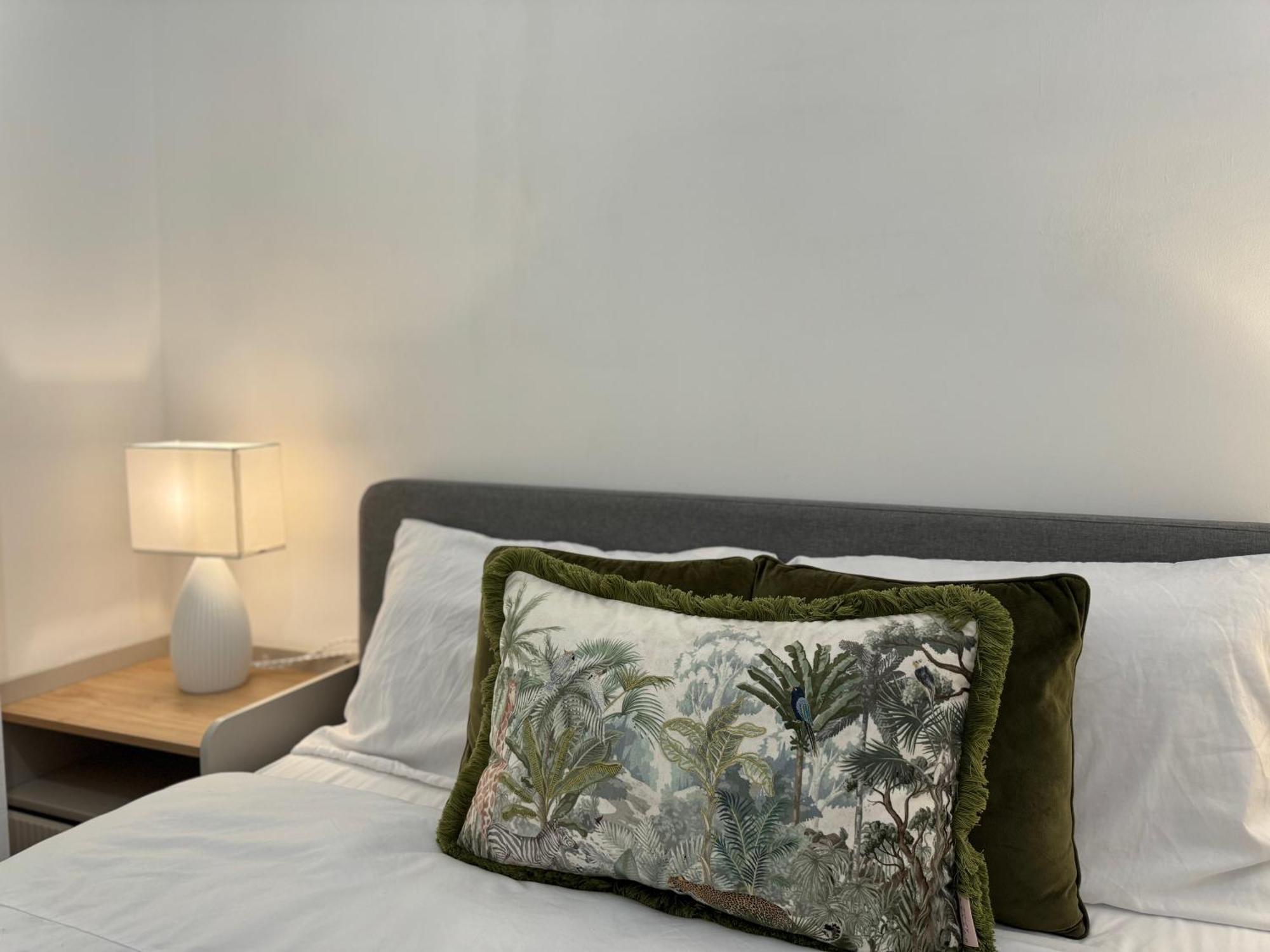 Holiday Home 2Br L 2Ba With Patio-Sleep 6 Londen Buitenkant foto
